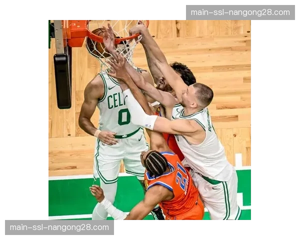 决胜时刻：霍勒迪抢断并助攻布朗快攻得手，绿军锁定胜局